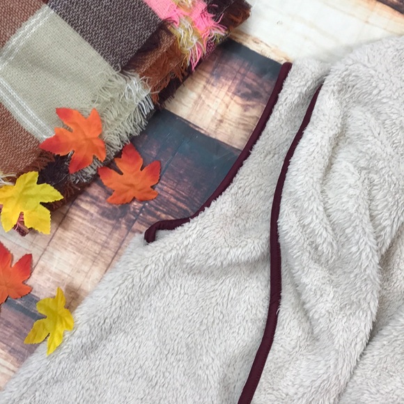 << Soft Furry Sherpa Fur Vest Cream & Burgundy>> - Picture 4 of 5